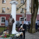 За Полтавською облдержадміністрацію тепер стоїть пам’ятник архітекторові Леву Вайнгорту