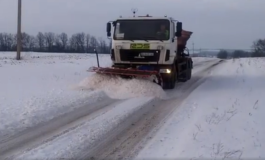 На Полтавщині всі дороги розчистили до проїзного стану