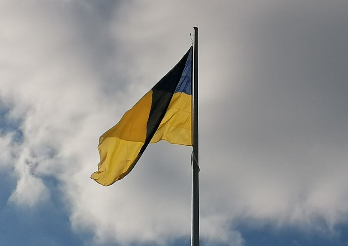 У Полтаві через сильні пориви вітру приспустять державний прапор