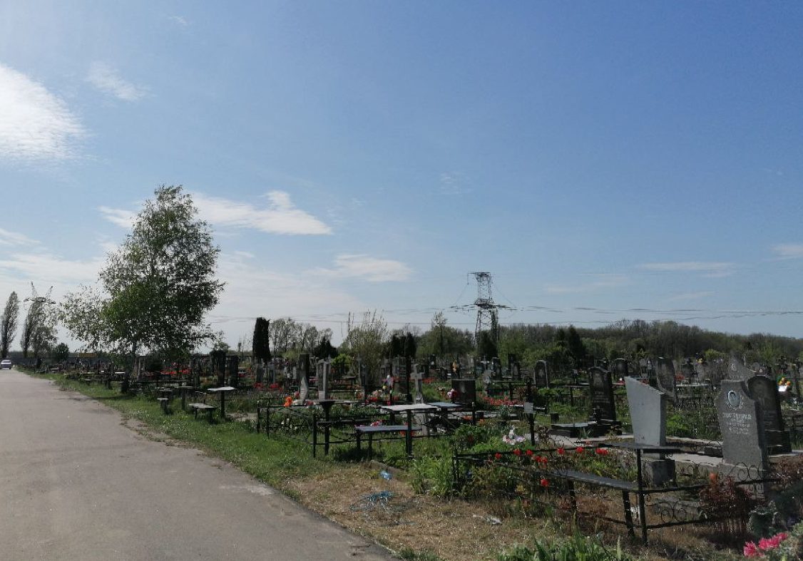 (Ua) Полтавців просять у поминальні дні не ходити на кладовища й не нести штучні квіти