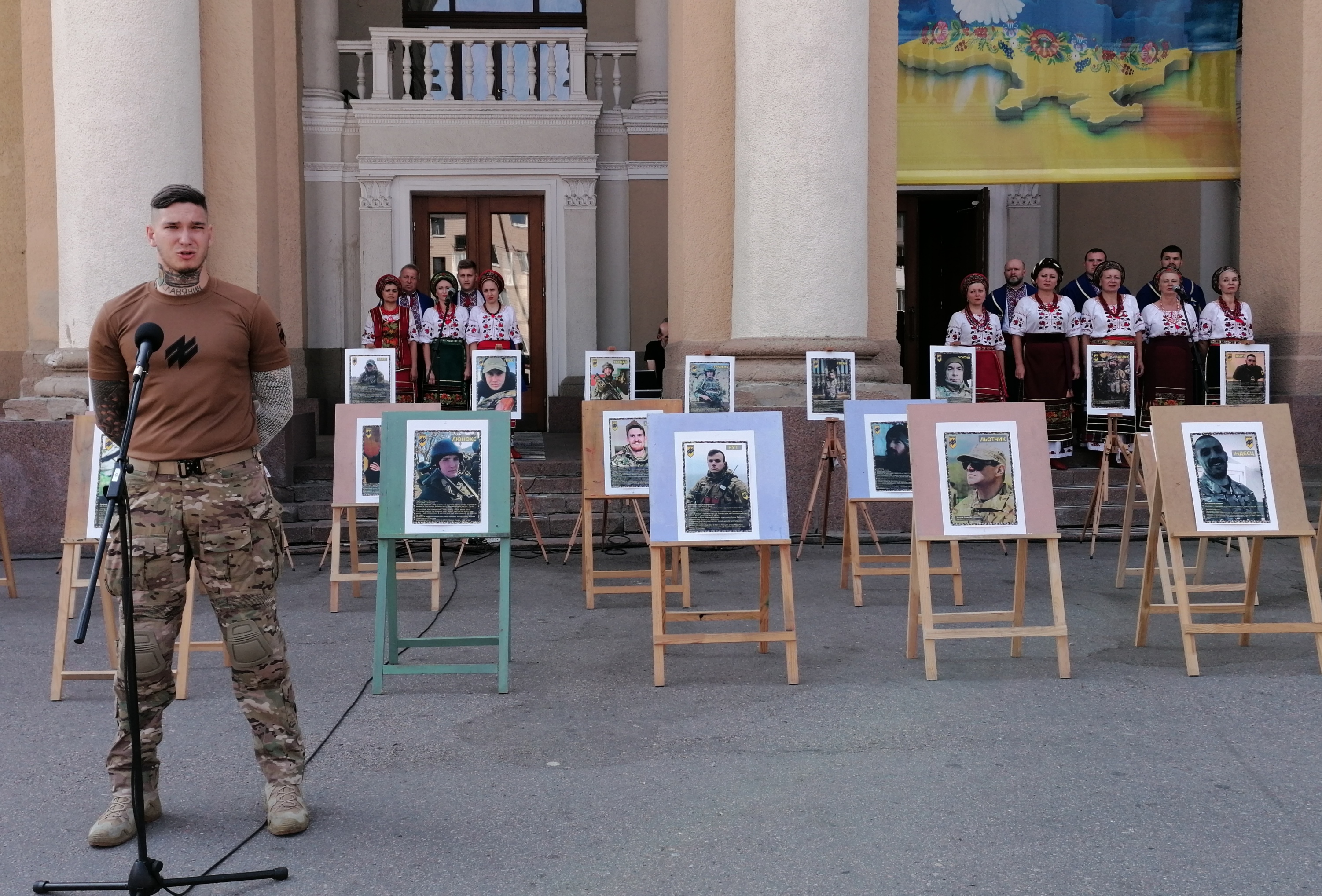(Ua) У Полтаві організували виставку портретів загиблих «азовців» (фото)