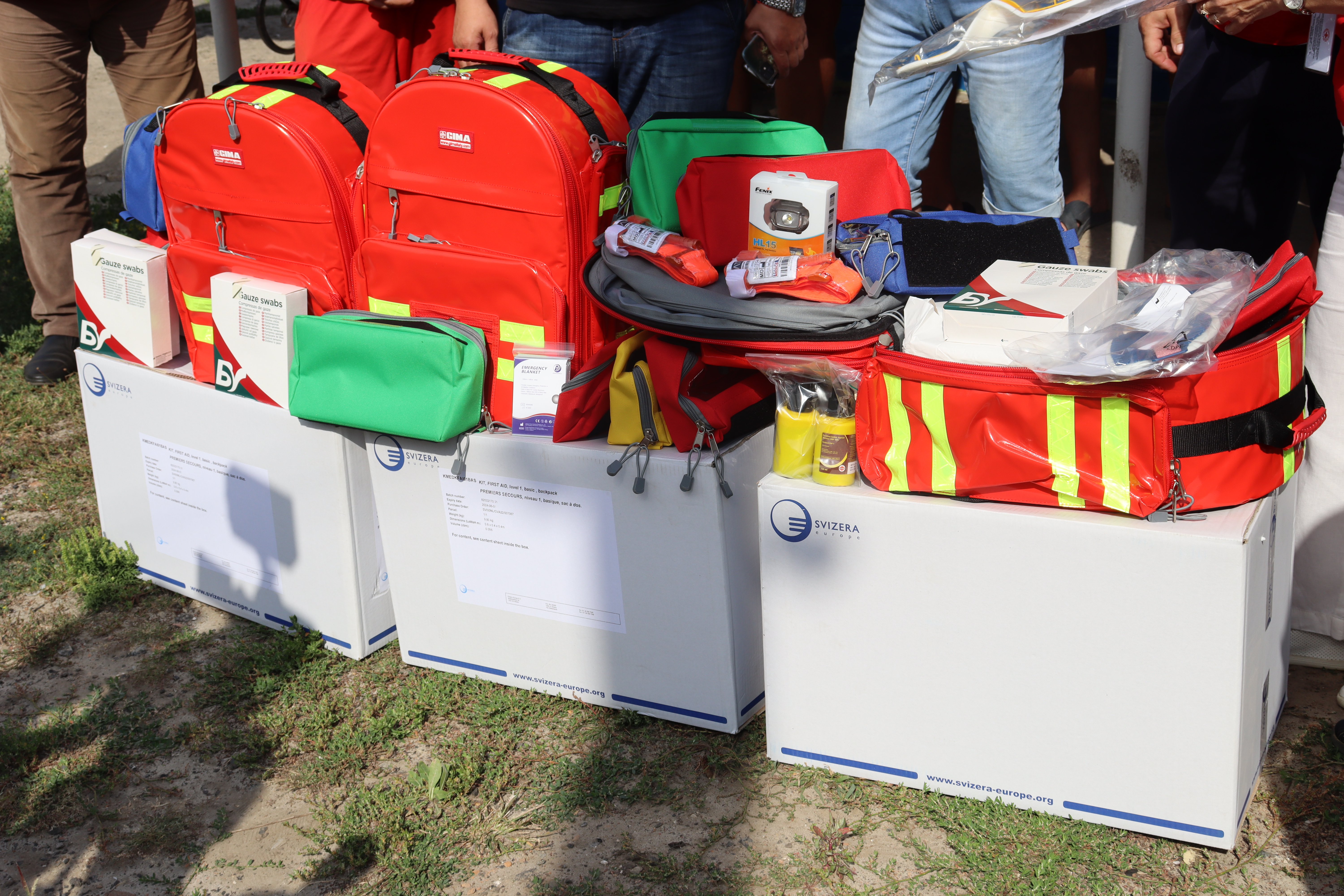 (Ua) У Полтаві рятувальникам передали рюкзаки для надання домедичної допомоги