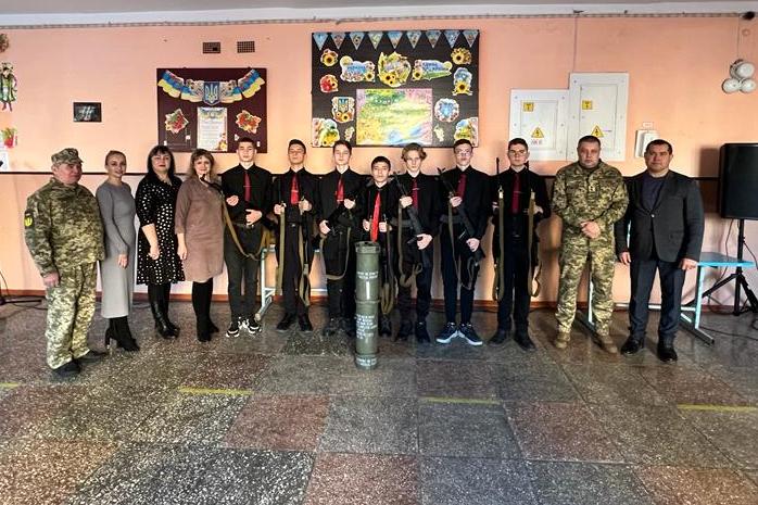 (Ua) Школярам Полтавщини передали навчальну зброю для занять