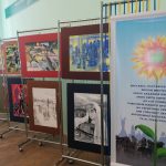 (Ua) У Полтаві відкрили виставку юних живописців до другої річниці повномасштабного вторгнення (фото)