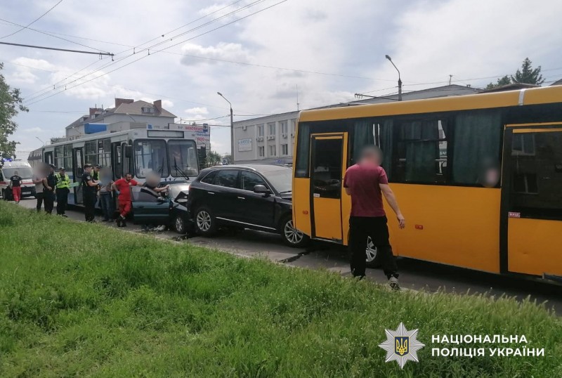 У Полтаві зіткнулися 4 транспортні засоби, серед постраждалих – діти