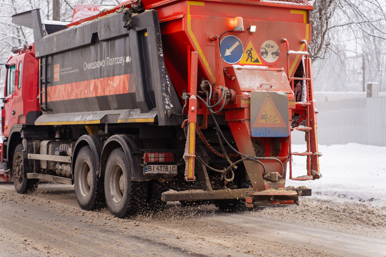 Ожеледицю, подібну до нинішньої, не фіксували в Полтаві вже 16 років: комунальники працюють у посиленому режимі