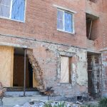 В обласному центрі розпочалось відновлення пошкодженого будинку, внаслідок атаки рф